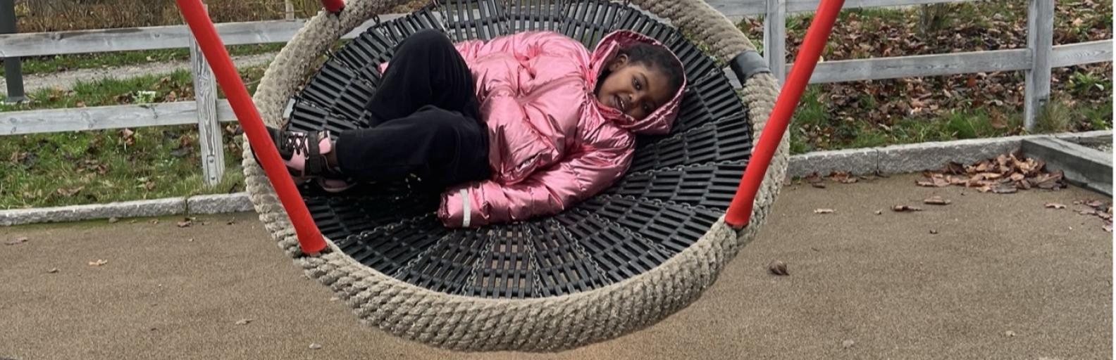 Samtalsgården ligger vid en lekplats och nära ett jordbruk