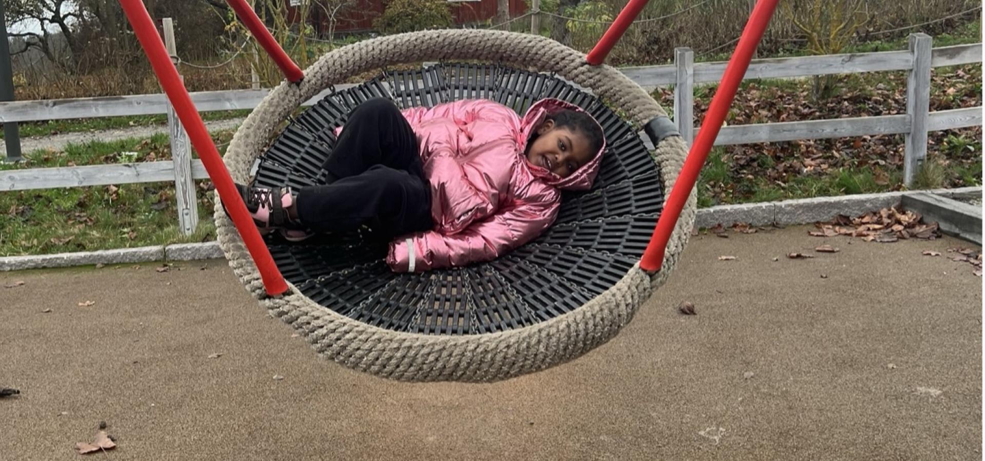 Samtalsgården ligger vid en lekplats och nära ett jordbruk