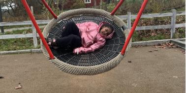 Samtalsgården ligger vid en lekplats och nära ett jordbruk